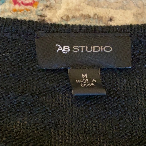 Cute sweater! Like new 🖤🤍 - Picture 2 of 5